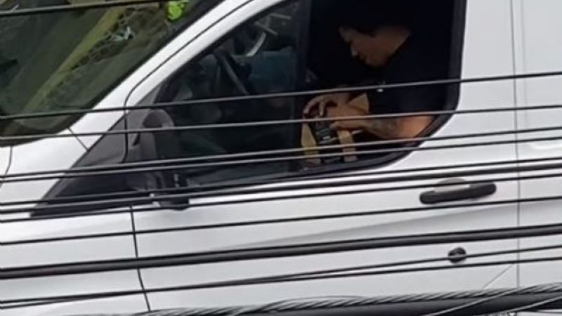 Captan a repartidores de Amazon abriendo paquetes en la CDMX