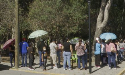 Reina el caos en sede de vacunación de Arteaga