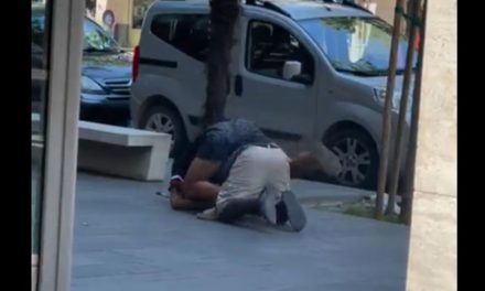 Imágenes fuertes: Italiano asesina con sus manos a vendedor nigeriano (video)