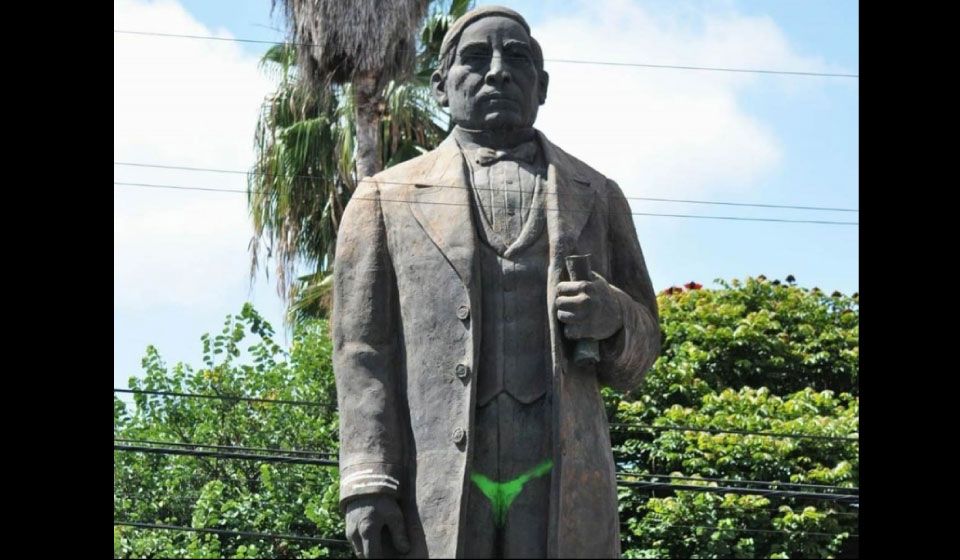 Le ponen tanga verde a estatua de Benito Juárez en Cuernavaca