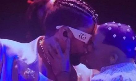 Bad Bunny y su beso con su bailarín en los MTV VMAs 2022 (video)