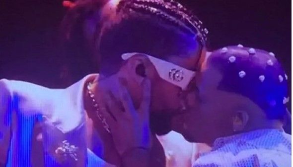Bad Bunny y su beso con su bailarín en los MTV VMAs 2022 (video)