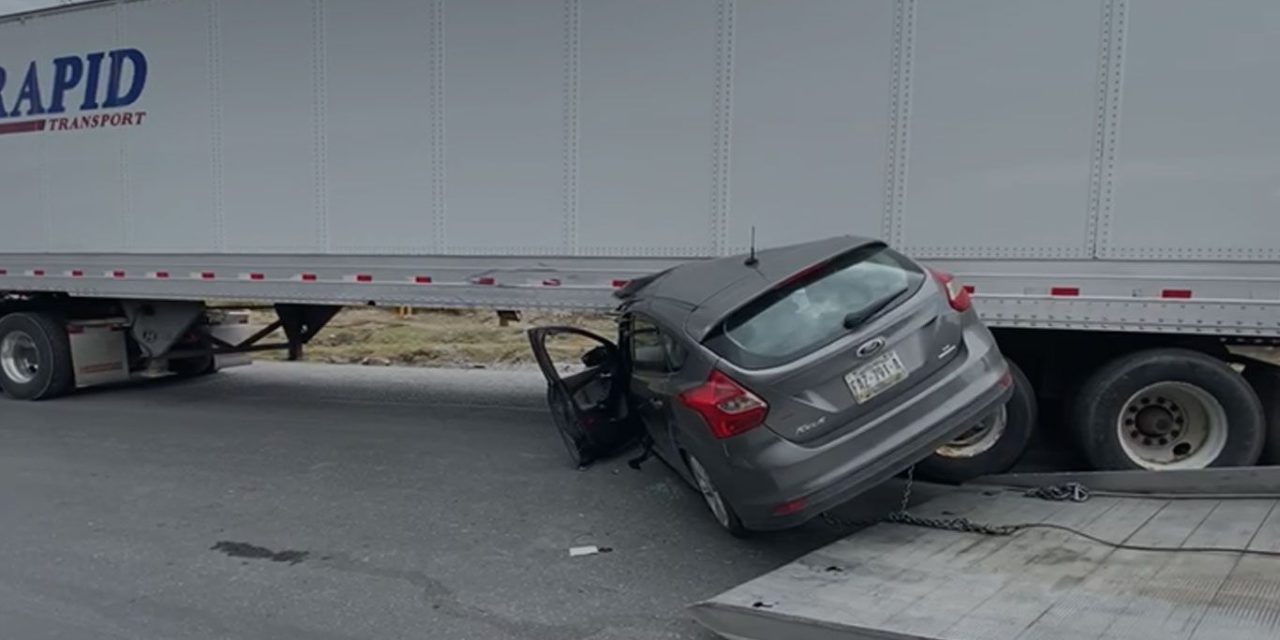 Mujer termina debajo de la caja de un transporte de carga en la Saltillo-Monterrey