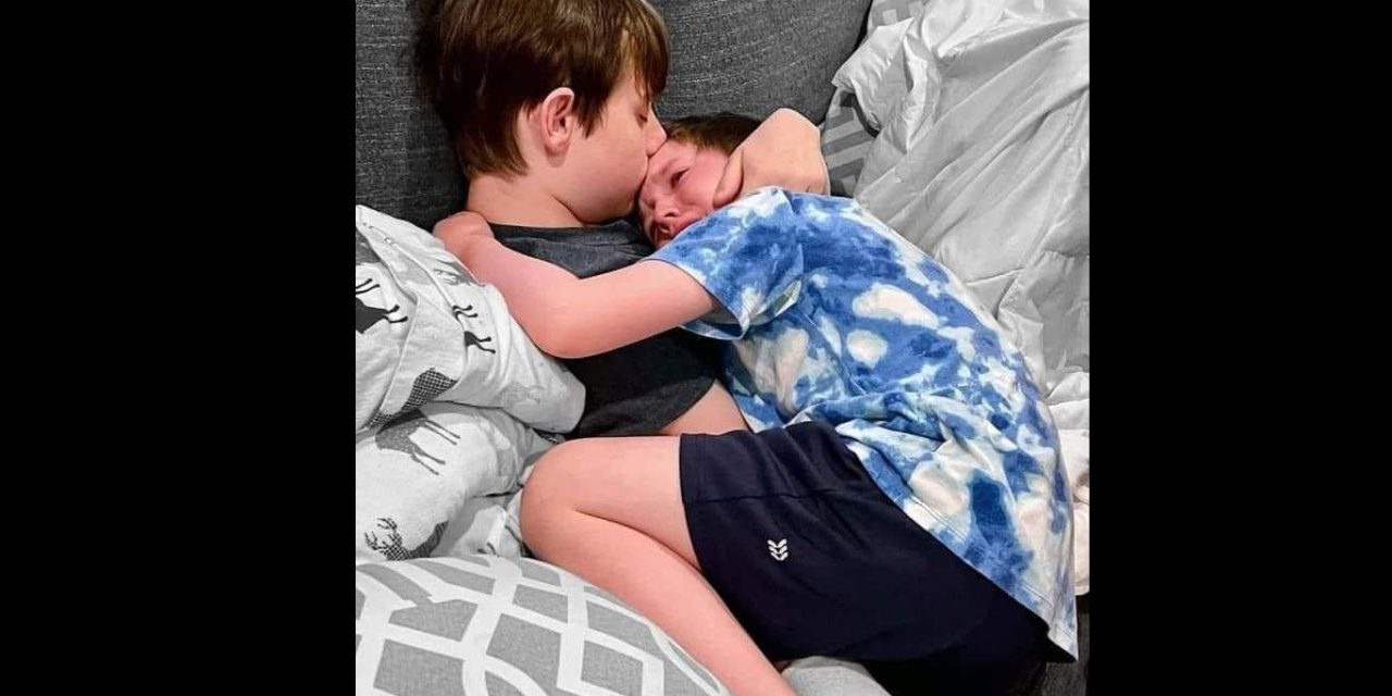 Adolescente consuela a su hermanito tras confesarle que morirá de cáncer