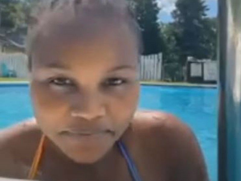 Joven muere ahogada en piscina mientras hacía transmisión en Facebook