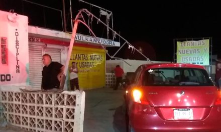 Saltillo: Casi choca contra negocios en J. Mery