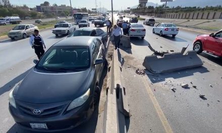 Saltillo: Aparatoso accidente genera caos vial en Fundadores