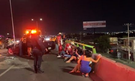 Tres mujeres terminan lesionadas tras fuerte accidente durante la madrugada en Saltillo