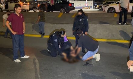 Saltillo: Mujer cruza corriendo Fundadores y la atropellan; ahora está grave en el hospital