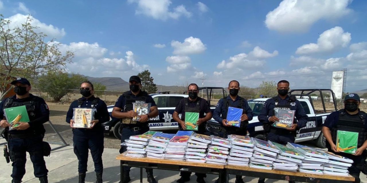 Saltillo: Cumplen compromiso con la ciudadanía; entregan policías útiles escolares