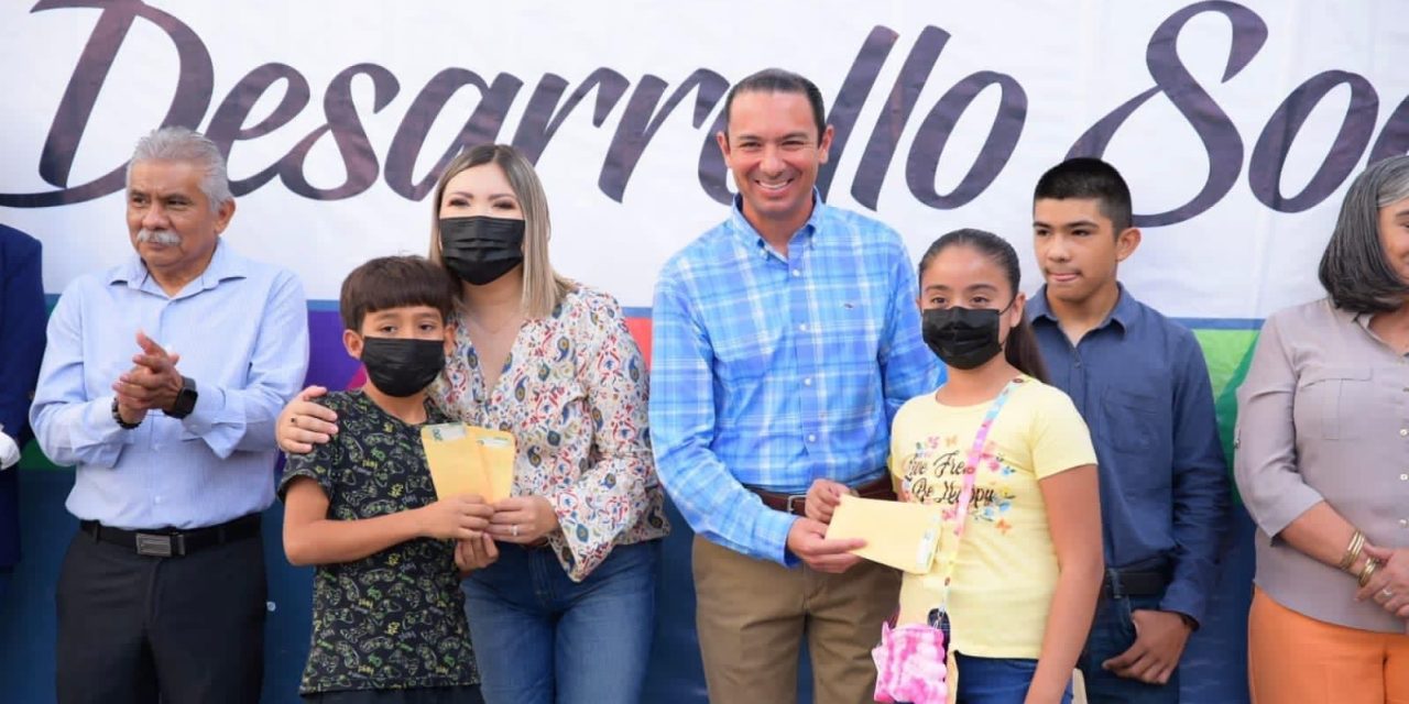 Entregan mil becas ‘Contigo en la educación’ en Acuña