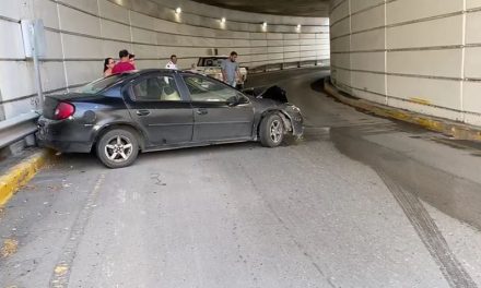 Derrapa por charco de agua y choca en túnel de Nazario Ortiz, en Saltillo