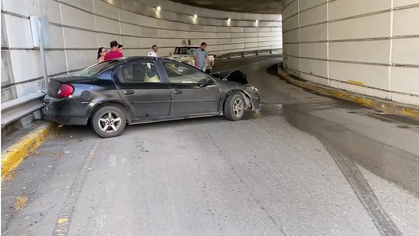 Derrapa por charco de agua y choca en túnel de Nazario Ortiz, en Saltillo