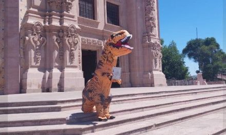 ¡Así se titulan en Coahuila! Joven de Saltillo recibe su título vestido de dinosaurio