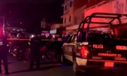 Hombre asesina a tiros a una mujer… minutos después muere a manos por la policía (video)