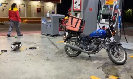 Saltillo: Hombre intentó un robo con violencia en Postal Cerritos; clientes y trabajadores lo someten