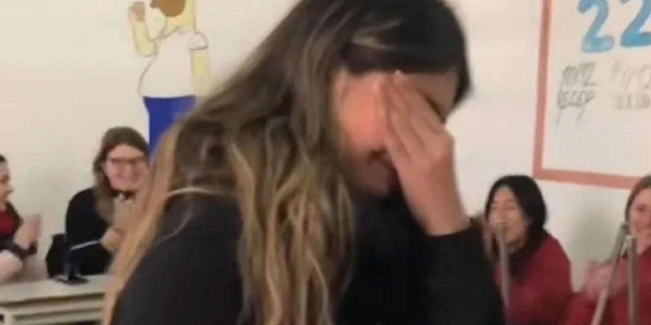 Compañeros regalan viaje de graduación a estudiante que no podía pagar