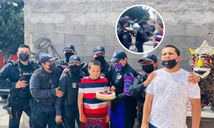 Le organizan fiesta elementos de Violeta Saltillo a niño que no podía celebrar su cumpleaños por escasos recursos