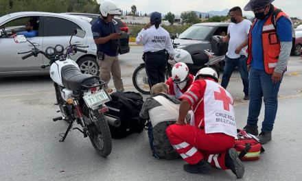 Saltillo: Motociclista resulta fracturado en choque por pasarse la luz roja