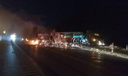 Traileros sobreviven al ‘infierno’ en Ramos Arizpe; chocan y se incendian