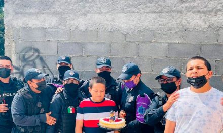 No tenía cómo festejar: Policías de Saltillo organizan fiesta para el pequeño Isaías en la colonia Teresitas
