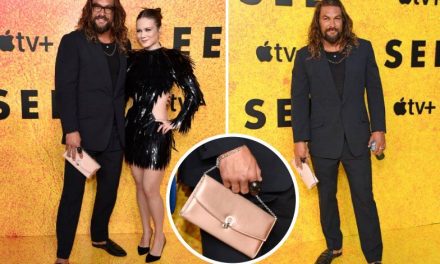 Jason Momoa rompe estereotipos de masculinidad con bolso en alfombra roja de su nueva serie