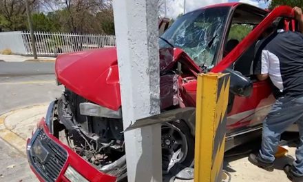 Saltillo: Jovencita protagoniza accidente en bulevar Coss por exceso de velocidad