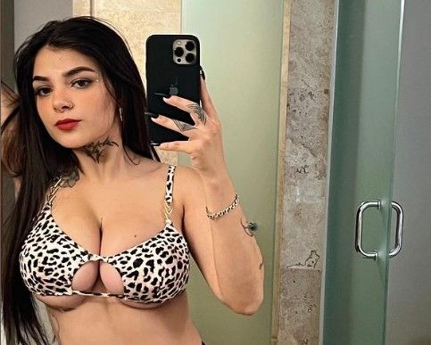 Karely Ruiz sufre accidente con su pantalón mientras se pasea en Colombia