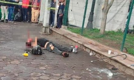 Imágenes fuertes: Golpean y queman a un hombre en la CDMX; termina con un tubo en la cara