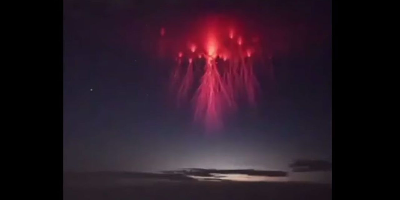 Avistan extrañas luces rojas en el cielo del desierto de Atacama en Chile