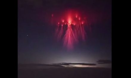 Avistan extrañas luces rojas en el cielo del desierto de Atacama en Chile