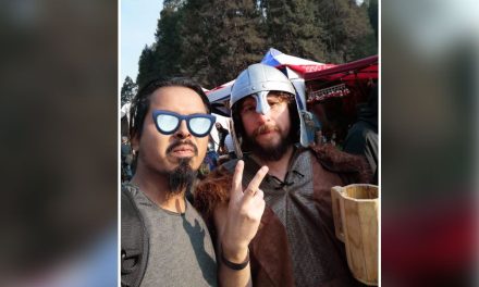 Dicen que Luisito Comunica visita mercadito de Mirasierra vestido de vikingo; genera reacciones en Saltillo