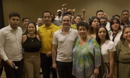 Comparte experiencias Manolo Jiménez jóvenes del PRD