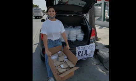 Saltillo: Maricarmen dona comida en la Clínica II del IMSS en honor a su padre