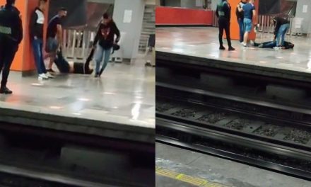Amigos nivel: Lo arrastran por todo el metro en la CDMX para llevarlo a casa