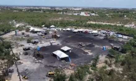 Buzo de la Sedena ingresa a la mina para rescatar a los 10 mineros atrapados en Coahuila