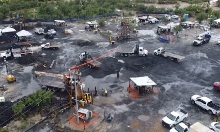 Autoridades se reunieron con familias de mineros atrapados