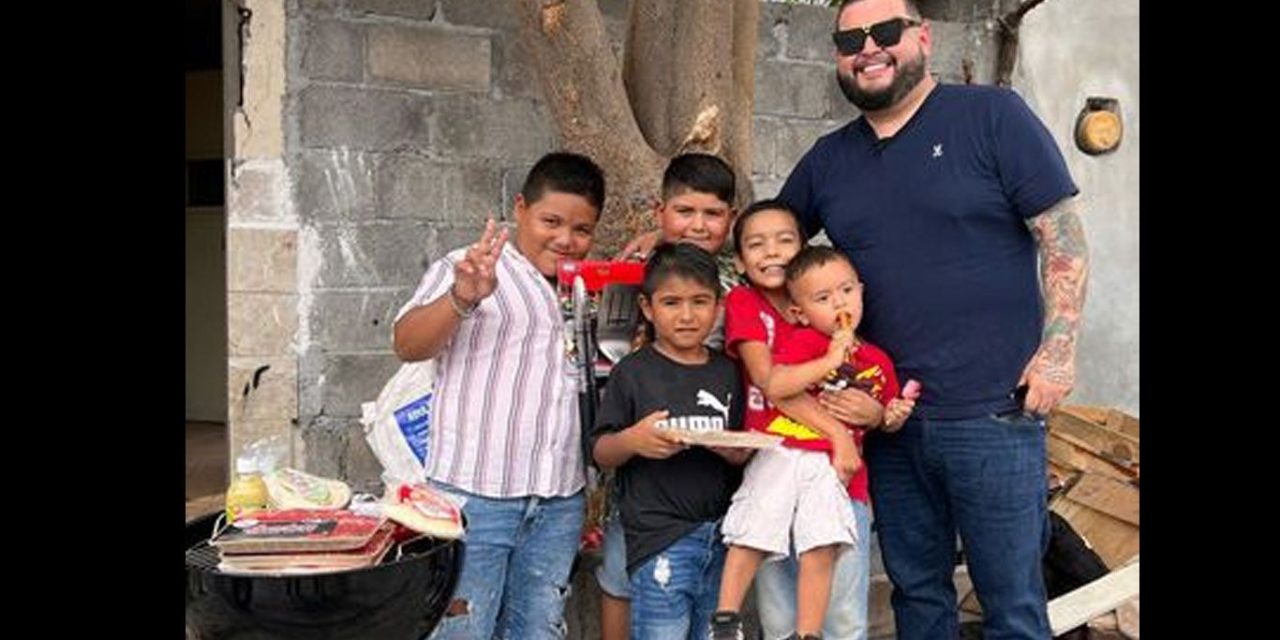 ‘La Mole Chida’ regala carne y asador a niños parrilleros (video)