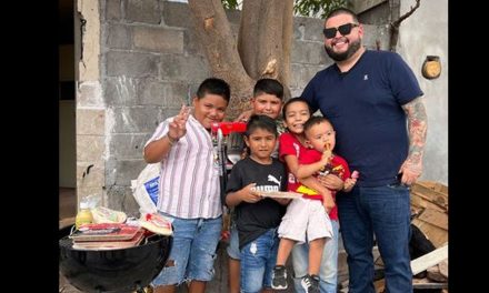 ‘La Mole Chida’ regala carne y asador a niños parrilleros (video)