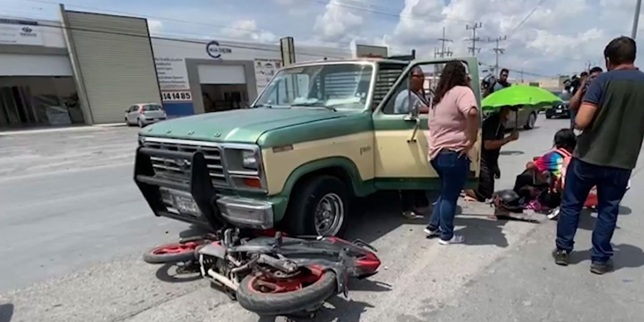 Saltillo: Mujer derriba a motociclista en Vito Alessio Robles