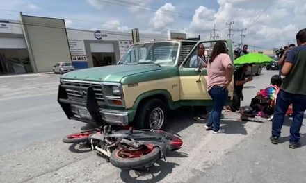 Saltillo: Mujer derriba a motociclista en Vito Alessio Robles