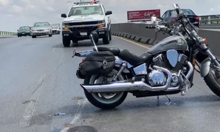 Saltillo: Motociclista se fractura un brazo tras impactarse con camioneta en bulevar V. Carranza
