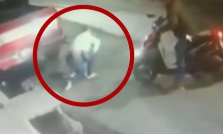 Cobarde a bordo de una moto atropella y golpea a una mujer en calles de la CDMX (video)