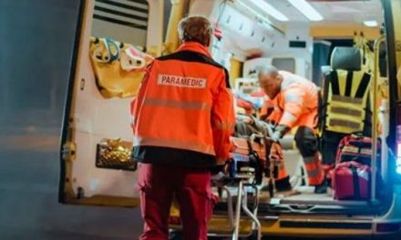 Destino fatal: Apuñalan a hombre en el trabajo; ambulancia que lo llevaba al hospital chocó y murió