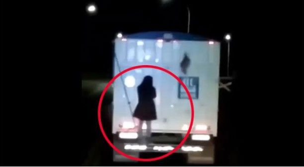 El video donde aparece una mujer fantasma colgada de un tráiler en la madrugada