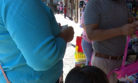 Padres de familia inician compras de pánico en útiles escolares en Saltillo