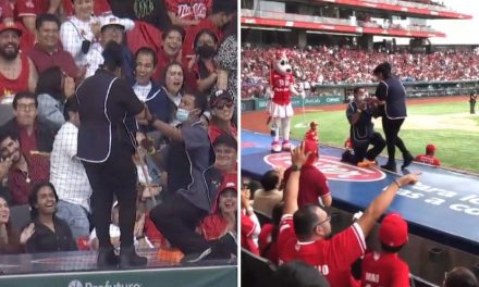 Pareja de empleados de limpieza protagoniza emotiva pedida de mano en estadio de beisbol, en CDMX (video)