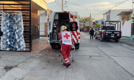 Mujer pierde el control en discusión y apuñala a su esposo en Saltillo