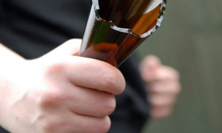 Mesero le tira un ‘botellazo’ en la cara a su jefe en Saltillo