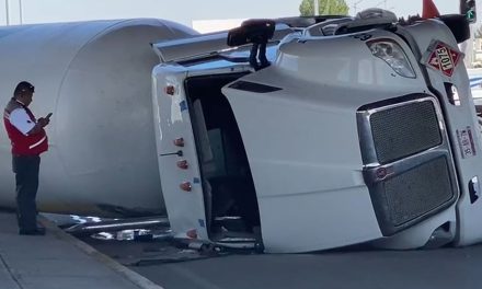 Saltillo: Vuelca pipa de combustible en la entrada de la colonia Mirasierra